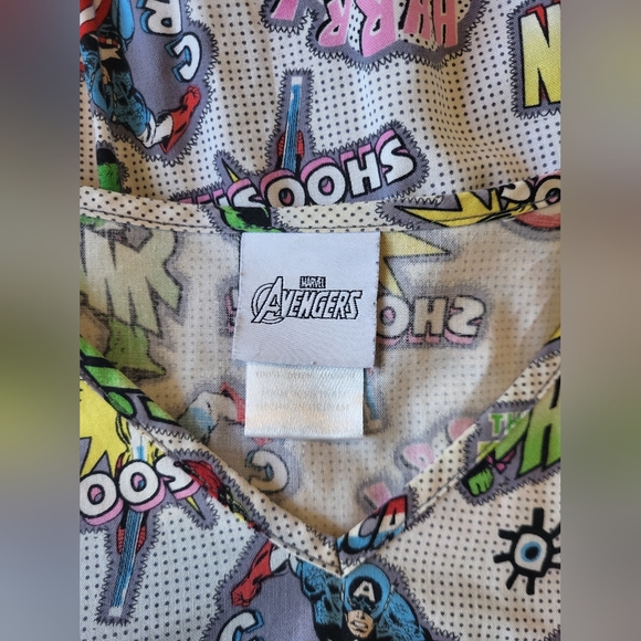 💥4 for $30💥 Avengers scrub top size LG - Picture 3 of 4